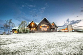 Stunning Cedar Log Home with Panoramic Views - Hot Tub - Game Bar & Theatre Rooms